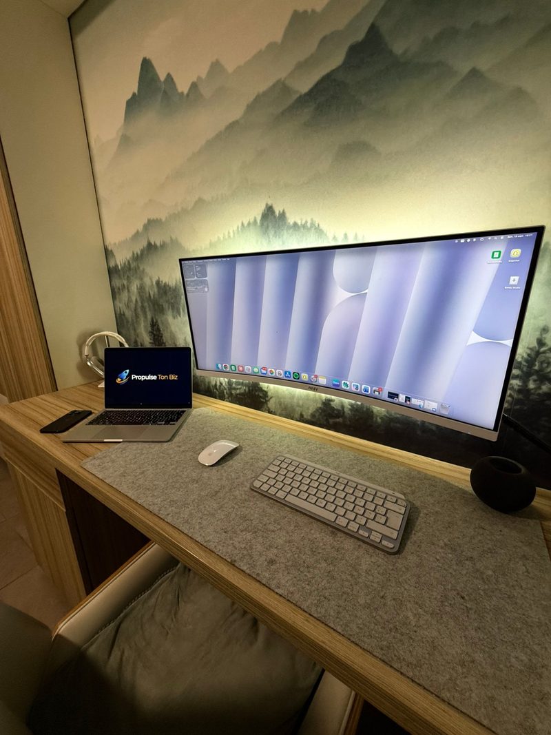 Vue d'ensemble de mon espace de travail : écran, clavier, souris et MacBook