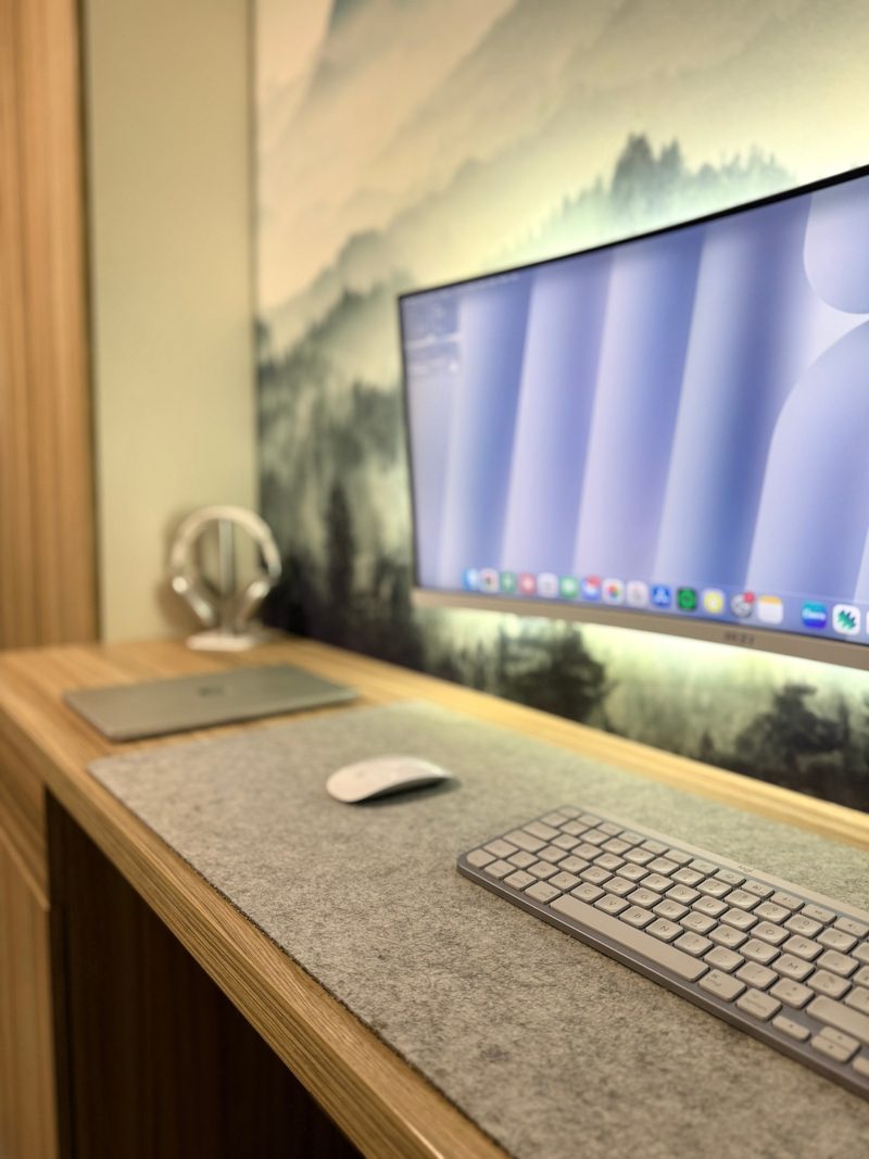 Détail de mon bureau : clavier, souris et écran incurvé