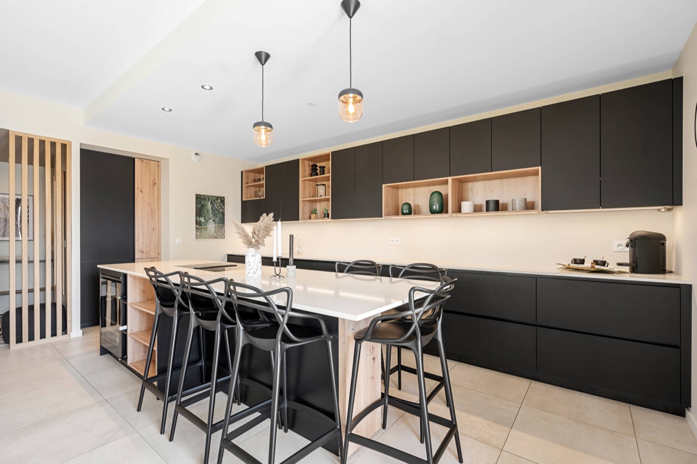 Cuisine noir et bois aménagée par MYLL Décors
